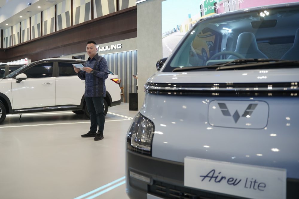 Wuling Air ev Lite Long Range diperkenalkan di GIIAS Semarang 2024 dengan harga spesial Rp197 Jutaan 1000x667