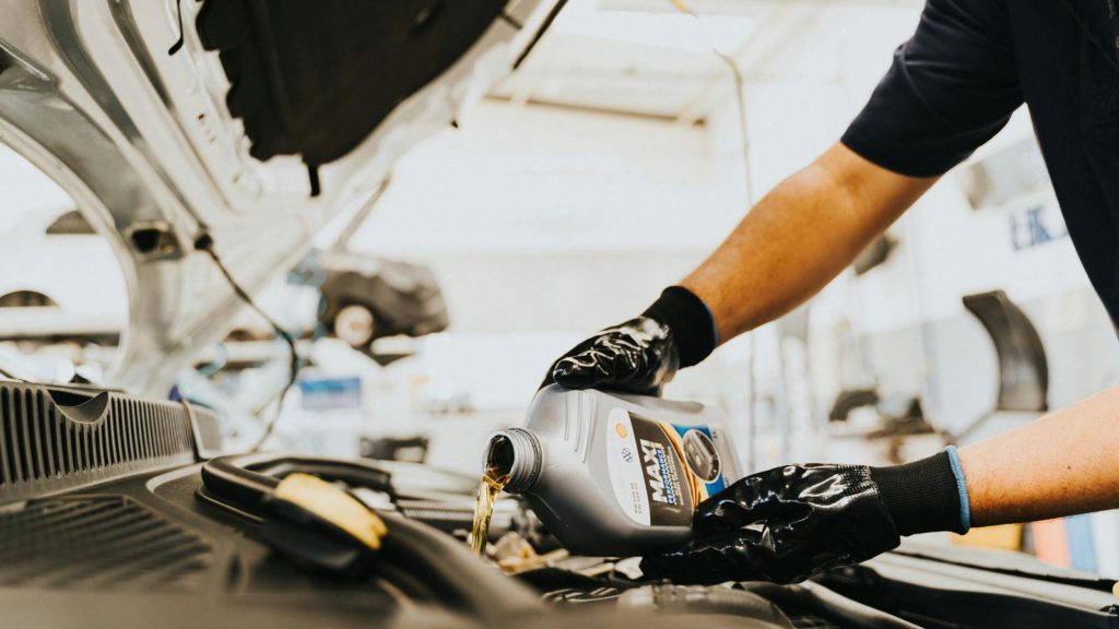 Mengapa Oli Mobil Perlu Diganti Secara Rutin? Mengapa Oli Mobil Perlu Diganti Secara Rutin?