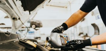 Image Mengapa Oli Mobil Perlu Diganti Secara Rutin?