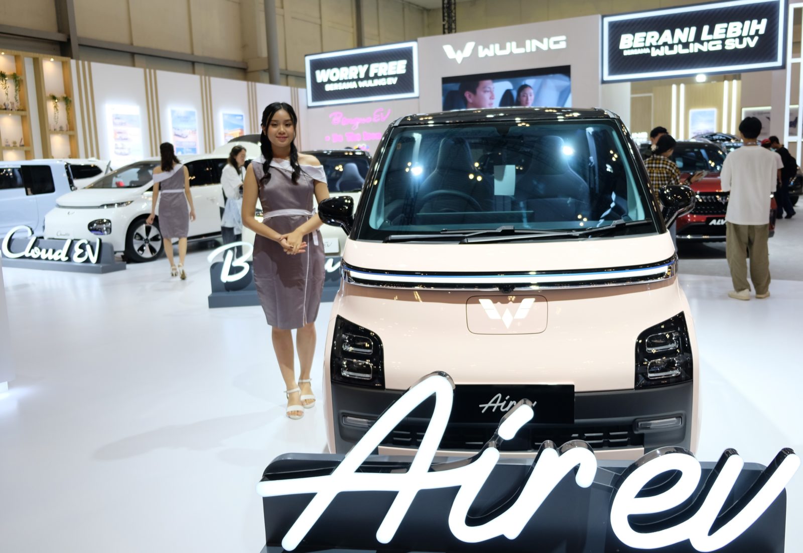 Image Wuling Membawa Serta Air ev, Mobil Listrik Populer di Indonesia Hadir di Pameran MUF GJAW   