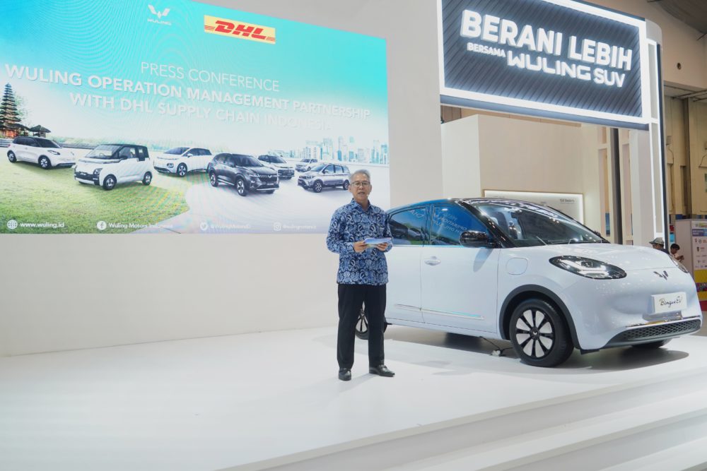 Bapak Maulana Hakim Aftersales Director Wuling Motors memberikan sambutan pada kegiatan Press Conference Peresmian Kerjasama Wuling dengan DHL Supply Chain Indonesia di MUF GJAW 2024 1000x667