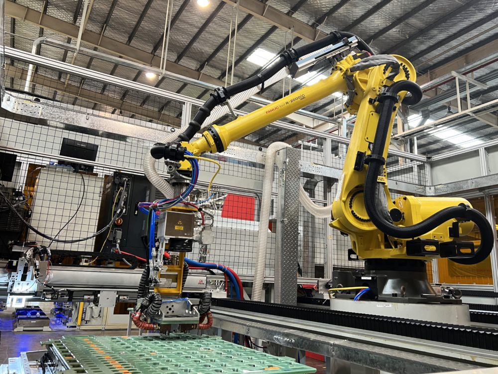 Busbar Welding dengan menggunakan robot di lini produksi baterai mobil listrik Wuling 1000x750