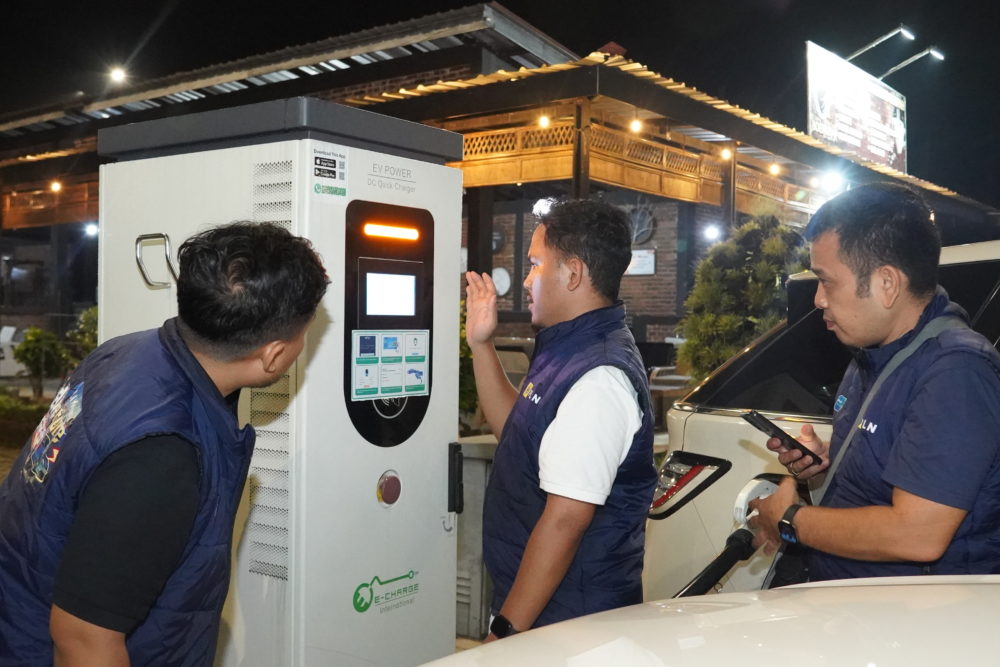 Cloud EV juga melakukan pengecasan pada fasilitas DC Charging Wuling di KM 379A 1000x667