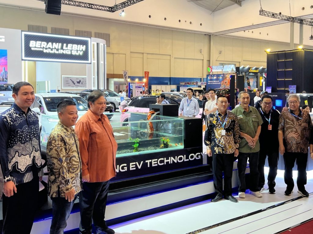 Image Wuling Menyambut Kedatangan Menko Perekonomian RI di booth Wuling MUF GJAW 2024r