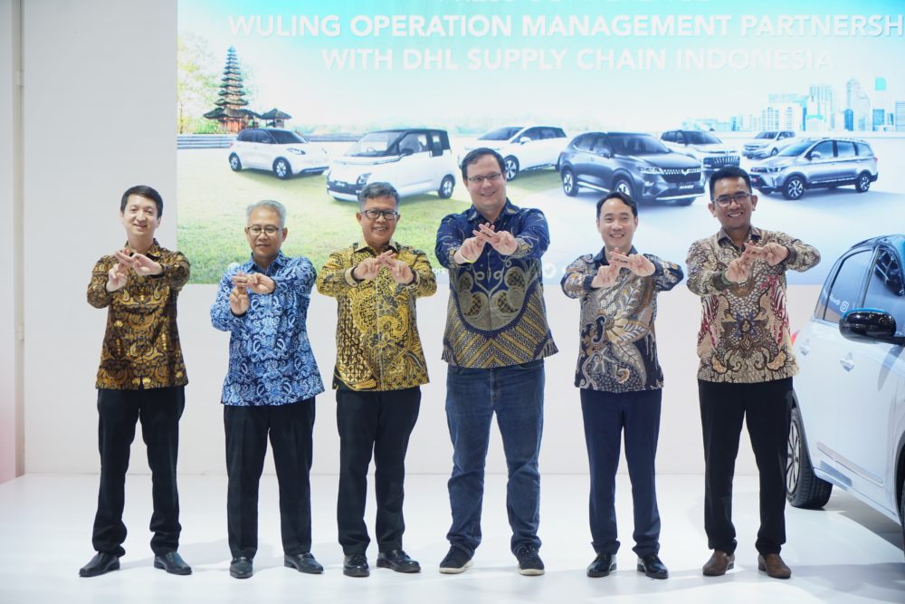 Jajaran manajemen Wuling Motors dengan DHL Supply Chain Indonesia 1000x667