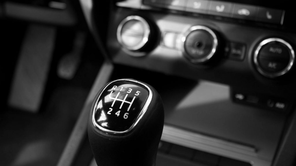 Cara Menyetir Mobil Manual di Tanjakan dan Turunan Cara Menyetir Mobil Manual di Tanjakan dan Turunan