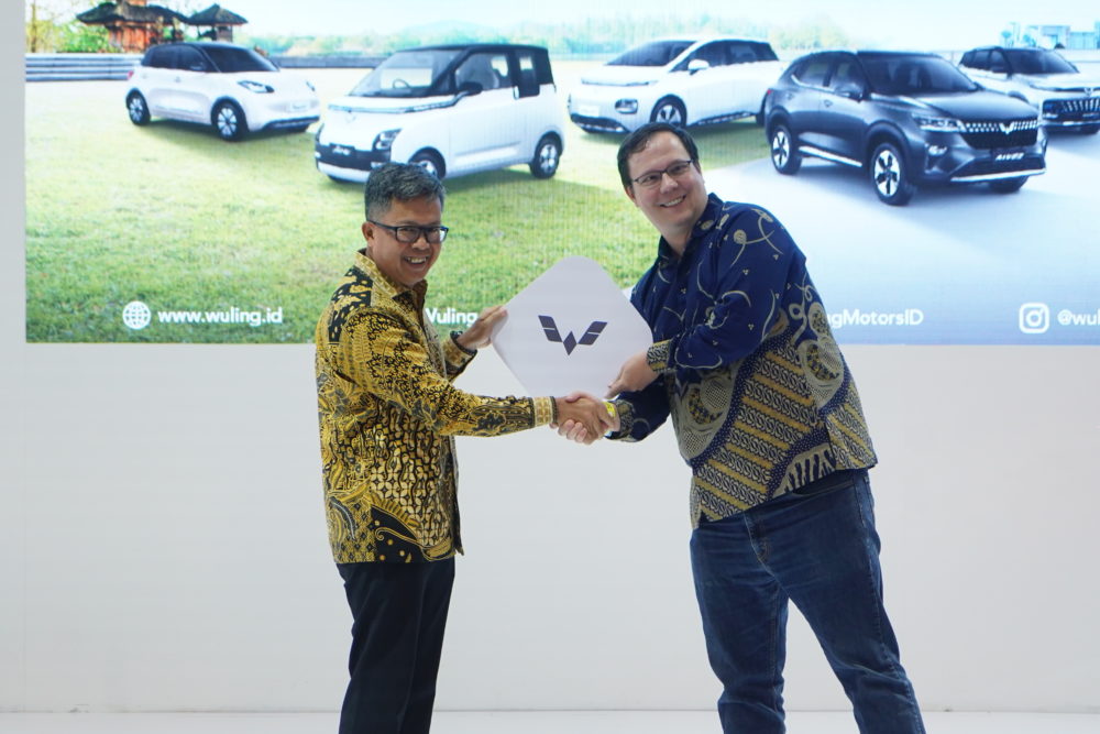 Penyerahan anak kunci Wuling sebagai prosesi simbolis peresmian kerjasama antara Wuling dengan DHL Supply Chain Indonesia 1000x667