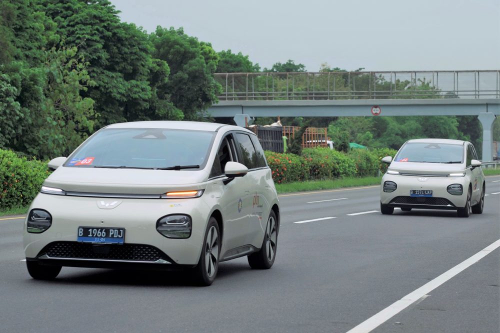 Sebanyak 3 unit Wuling Cloud EV ikut serta dalam acara PLN Mobile EVenture 1000x666