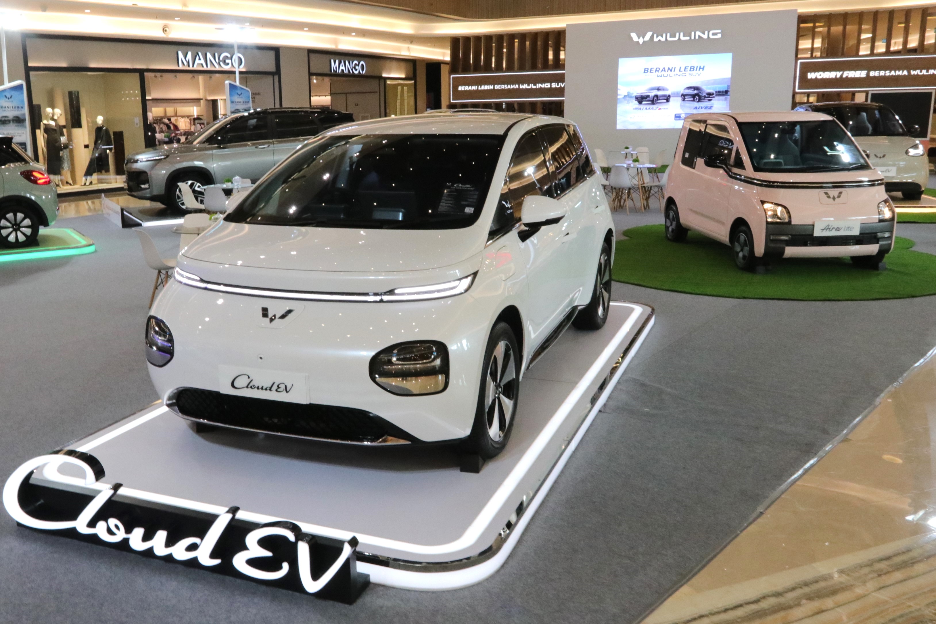 Image Wuling ‘Year End Sale’ Exhibition Brings Excitement to Surabaya with Year-End Promotions