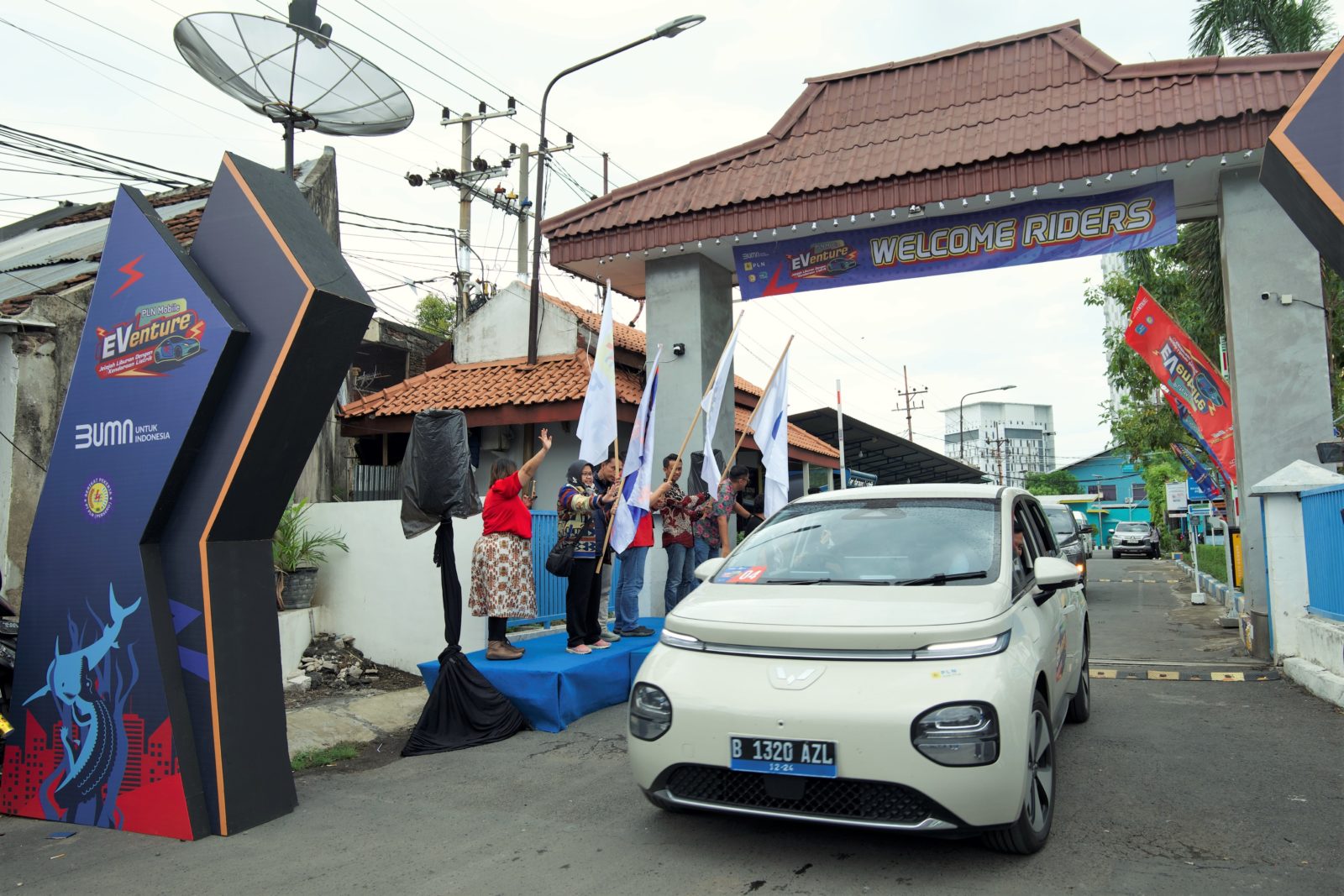 Image Wuling Cloud EV Successfully Completes Jakarta-Bali Route in the PLN Mobile EVenture Event