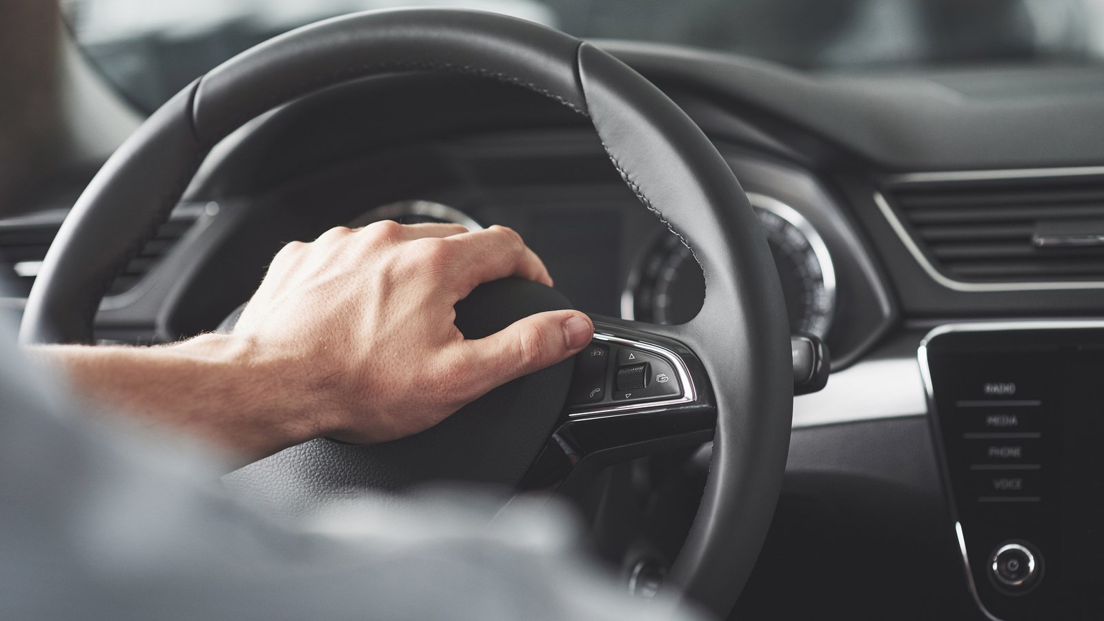 Image Cara Mengatasi Setir Mobil Berat dan Faktor Penyebabnya