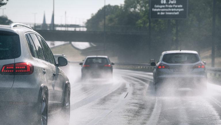 Image Aquaplaning, Bahaya dan Cara Mengatasinya