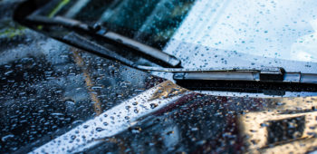 Image Cara Mencegah Kerusakan Cat Mobil yang Terus Kena Air Hujan