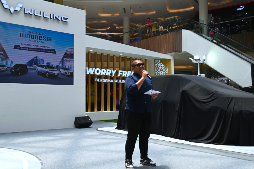 Dandy Damar Raharja Regional Sales Area Wuling Motors memberikan sambutan dalam Regional Launching New Air ev dan New Cloud EV di Bandung 1000x667