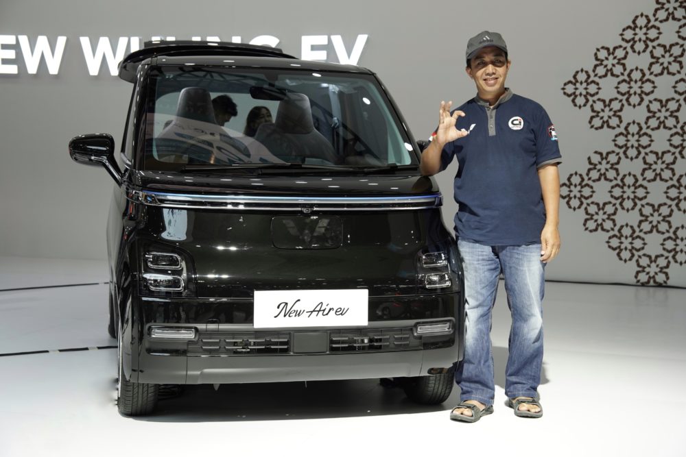 Dedi Hery Ketua Bidang Usaha Cortezian Indonesia tertarik dengan pilihan warna baru yaitu Starry Black pada New Air ev 1000x667