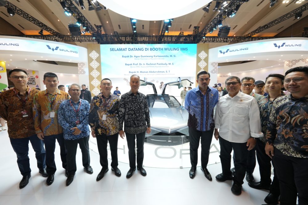 Government Visit ke booth Wuling di IIMS 2025 melihat langsung mobil konsep Wuling Light of ASEAN 1000x667