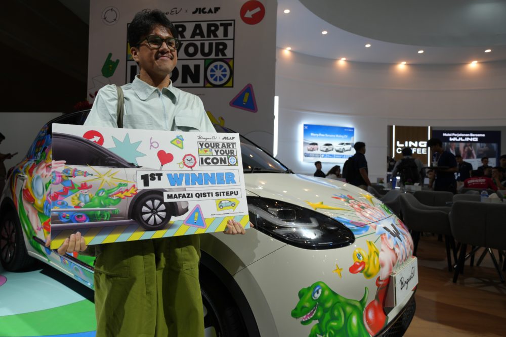 Mafazi Qisti Sitepu pemenang utama yang berhasil mendapatkan 1 unit Wuling BinguoEV dari kompetisi Your Art Your Icon 1000x667