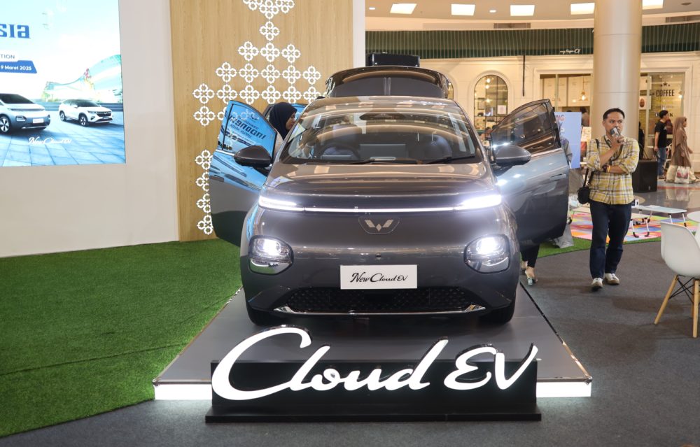 New Cloud EV Driving the Future of Comfort dibanderol dengan harga mulai dari 376 Jutaan special launching price untuk area Makassar 1000x639