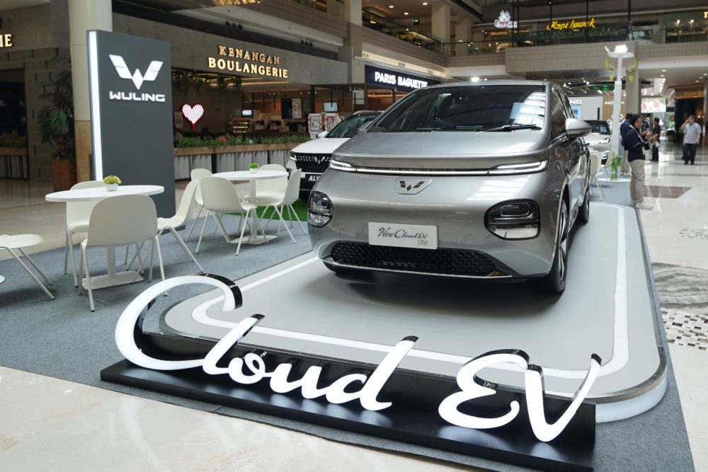 Pengunjung juga dapat melihat langsung Wuling New Cloud EV dan New Air ev di Pameran Wuling Mall Kota Kasablanka 1000x667