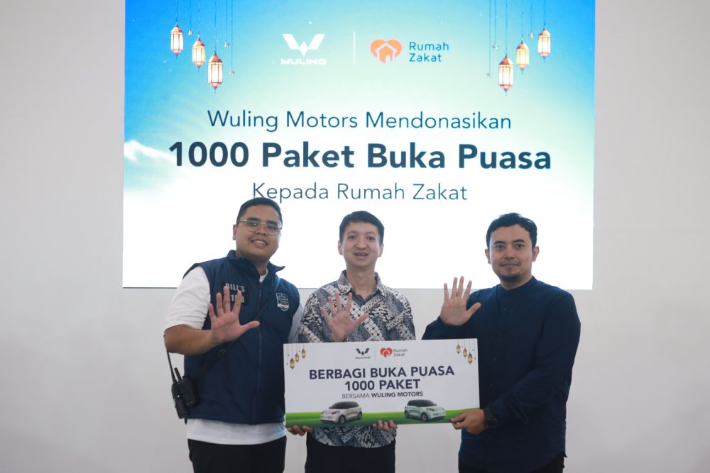 Penyerahan donasi 1.000 Paket Berbagi Buka Puasa dari Wuling Motors kepada Rumah Zakat yang turut disaksikan oleh perwakilan komunitas resmi WBiC 1000x667