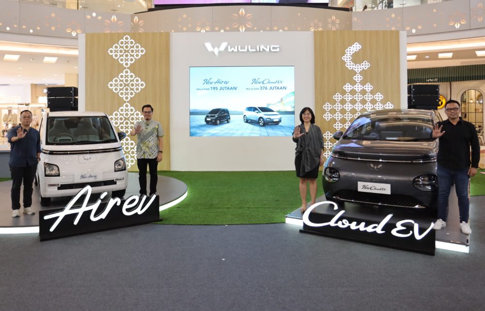 Perwakilan Wuling Motors dan Wuling Kumala bersama meresmikan peluncuran New Air ev dan New Cloud EV di Makassar 1000x642