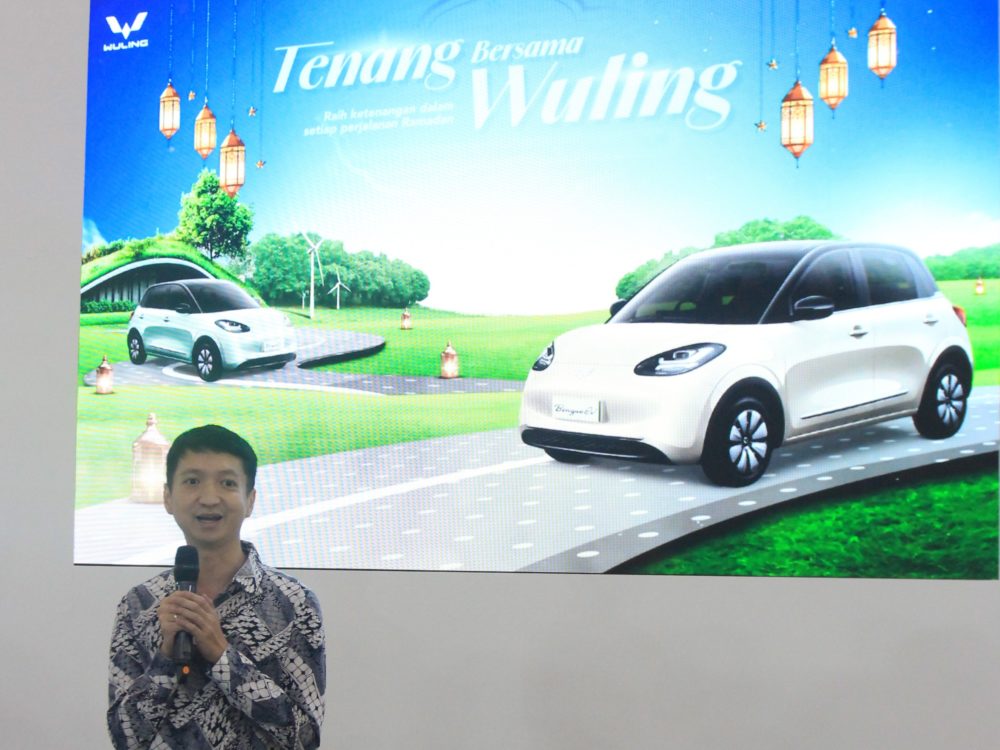 Ricky Christian selaku Marketing Operation Director Wuling Motors menyambut para peserta kegiatan Tenang Bersama Wuling ini di Summarecon Mall Serpong 1000x750