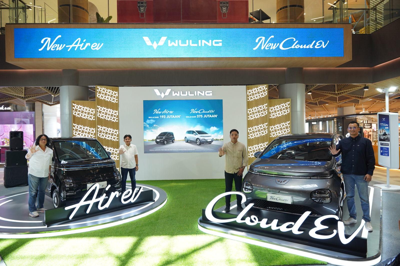 Image Wuling New Air ev and New Cloud Greet People in Bali With Exhibition at Living World Mall