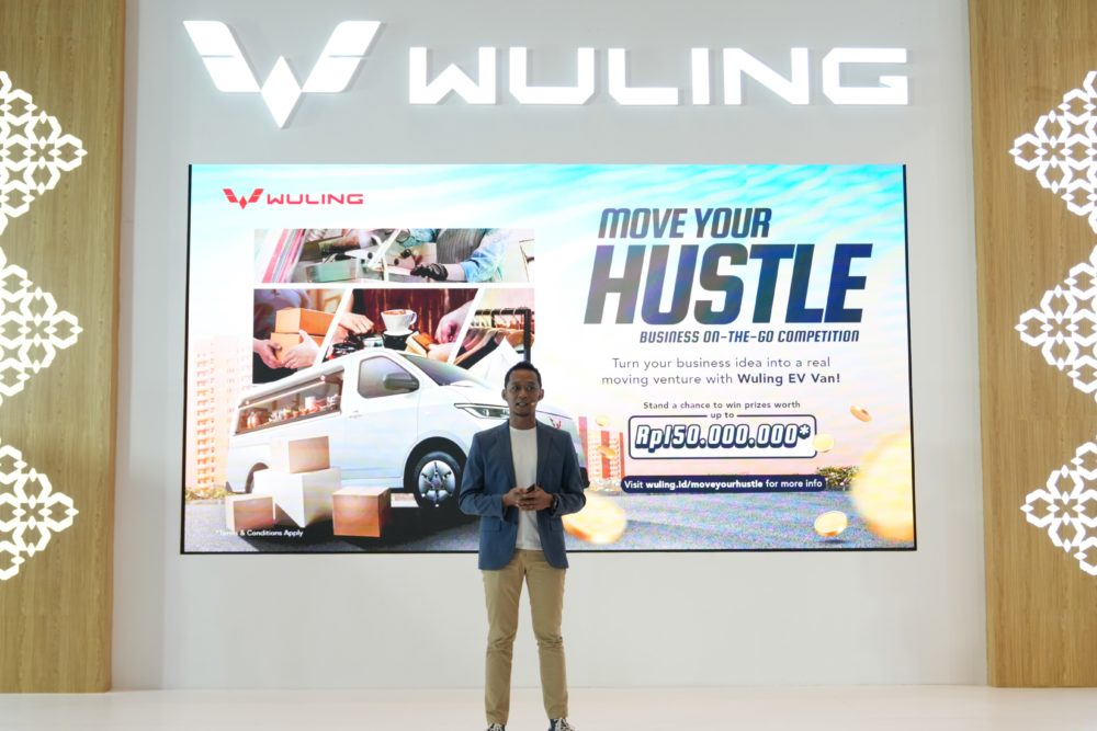 Danang Wiratmoko selaku Product Communication Manager Wuling Motors memberikan pemaparan mengenai kompetisi Move Your Hustle 1000x667
