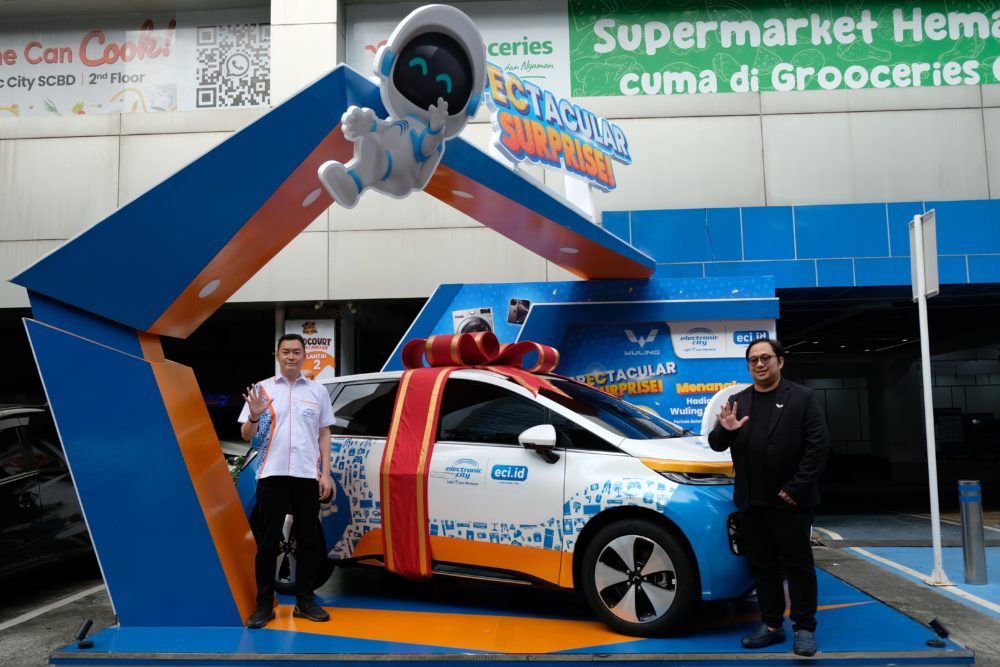 Brian Gomgom selaku Brand Communication Senior Manager Wuling Motors bersama Hartaja Kurniawan selaku Deputy Director Marketing Electronic City bersama Wuling New Cloud EV 1000x667