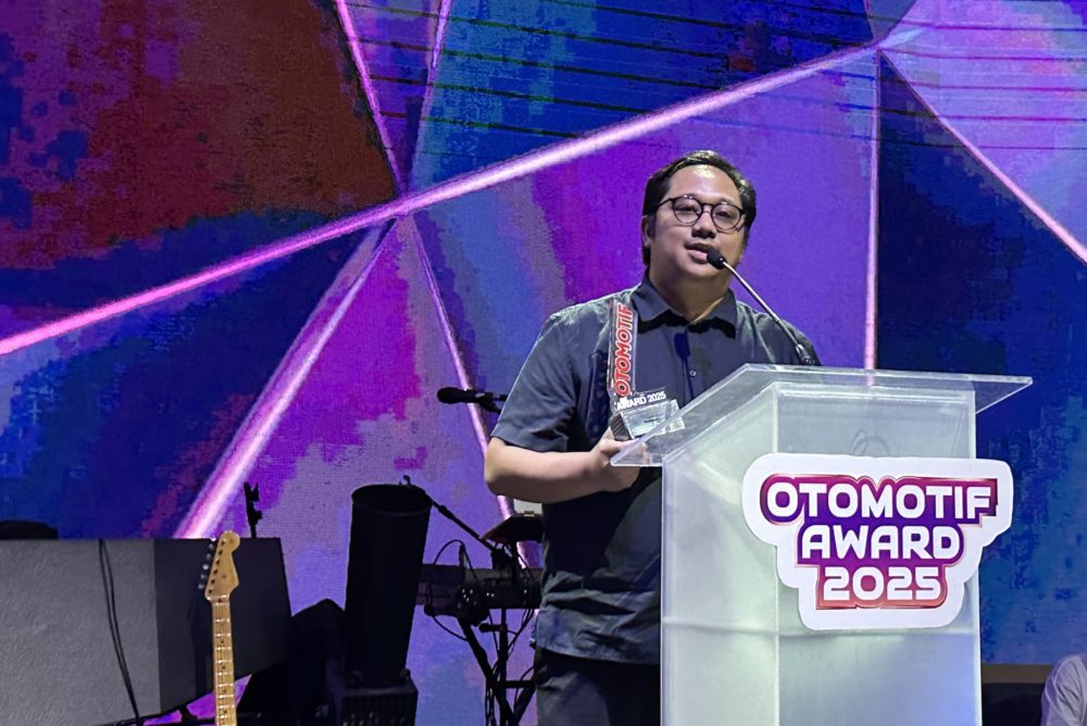 Brian Gomgom selaku Brand Communication Senior Manager Wuling Motors menyampaikan rasa terima kasih atas award yang diberikan kepada Air ev oleh Tabloid Otomotif 1000x668