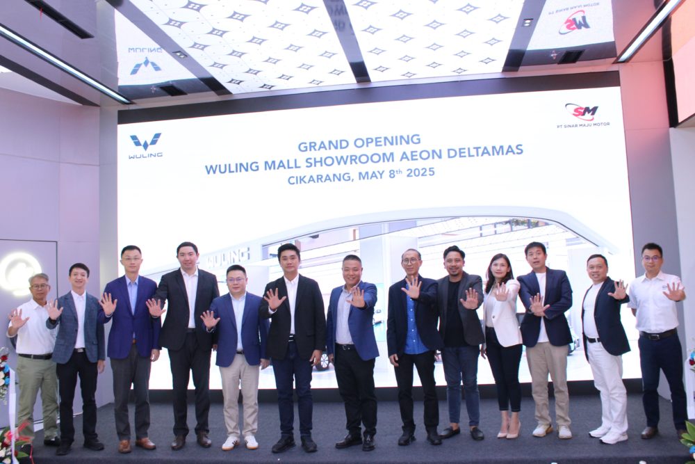 Foto bersama jajaran manajemen PT Sinar Maju Motor dan Wuling Motors 1000x667