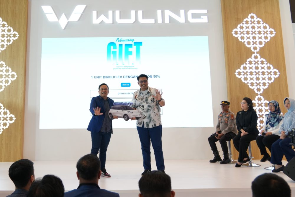 Penyerahan hadiah utama secara simbolis 1 Wuling BinguoEV dengan diskon 50 oleh Bob Morgan selaku Area Sales Supervisor Wuling Motors kepada perwakilan diler Wuling ZHC Pondok Indah 1000x667