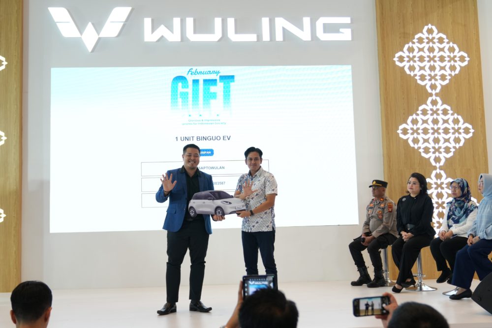 Penyerahan hadiah utama secara simbolis 1 Wuling BinguoEV oleh Rheza Adidarma selaku Regional Sales Area Wuling Motors kepada perwakilan diler Wuling Maju Motor 1000x667