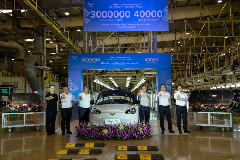 Perayaan pencapaian yang diselenggarakan di pabrik Wuling Cikarang ini turut dihadiri oleh jajaran manajemen SAIC Motor SAIC GM Wuling SAIC International SAIC GM Wuling dan PT SGMW Motor Indonesia 1000x667
