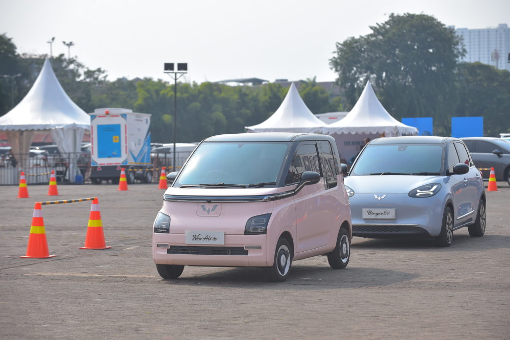 Setiap pembelian kendaraan listrik Wuling sudah dilengkapi dengan program Lifetime Warranty gratis biaya perawatan dan asuransi 1000x666