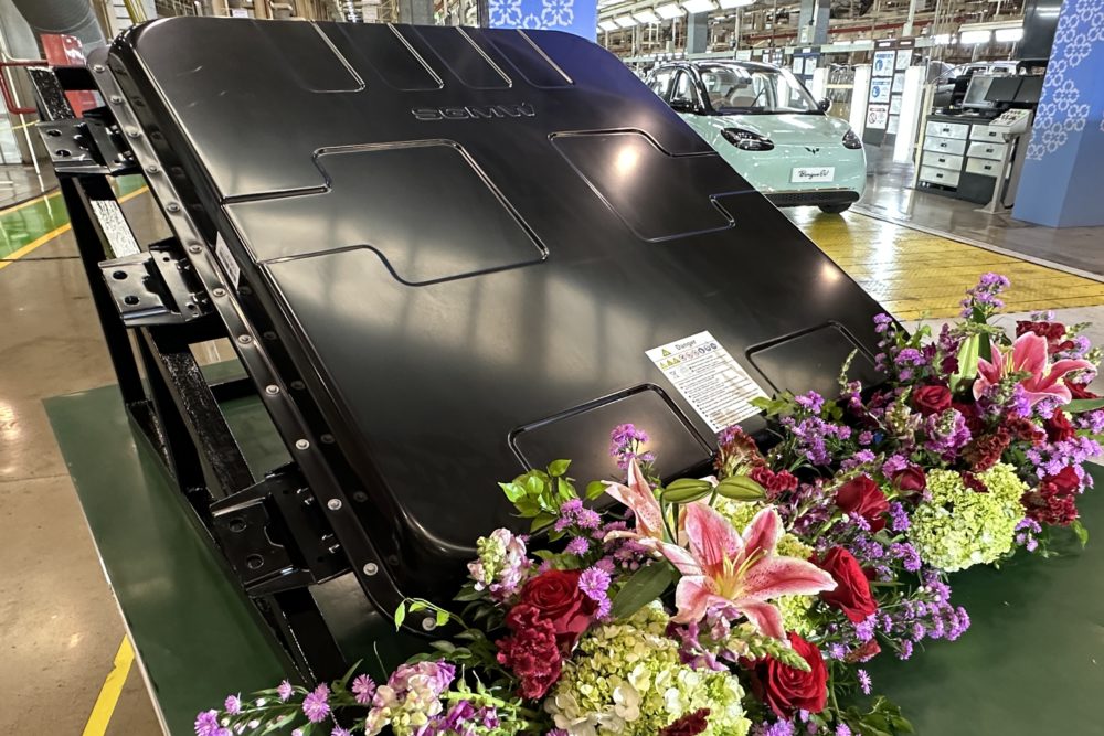 Turut merayakan hasil perakitan MAGIC battery secara lokal yang akan digunakan untuk produksi EV Wuling 1000x667