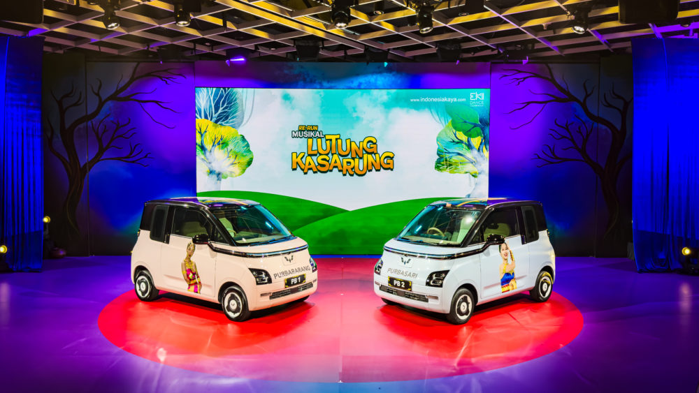 Wuling Air ev menjadi ‘the first time electrical vehicle in the musical’ berkat penampilannya dalam re run musikal Lutung Kasarung 1000x563
