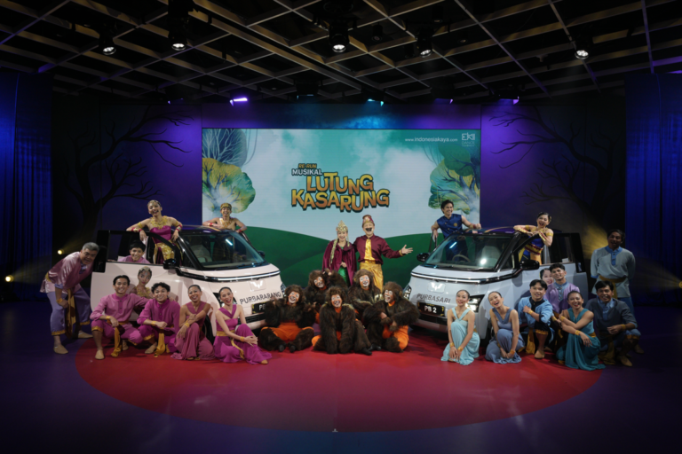 Image Mobil Listrik Wuling Turut Berpartisipasi Dalam Pertunjukan Re-Run Musikal Lutung Kasarungr