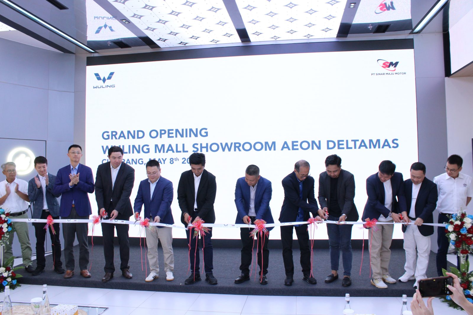 Image Wuling and PT Sinar Maju Motor Inaugurate Wuling AEON Deltamas with Mall Showroom Concept
