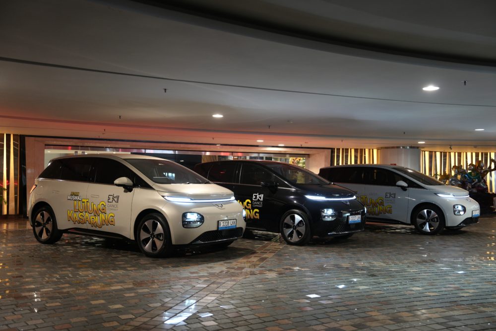 Wuling juga menyediakan 3 tiga unit Cloud EV yang bertugas sebagai pendukung mobilitas selama berlangsungnya pertunjukan re run musikal Lutung Kasarung 1000x667