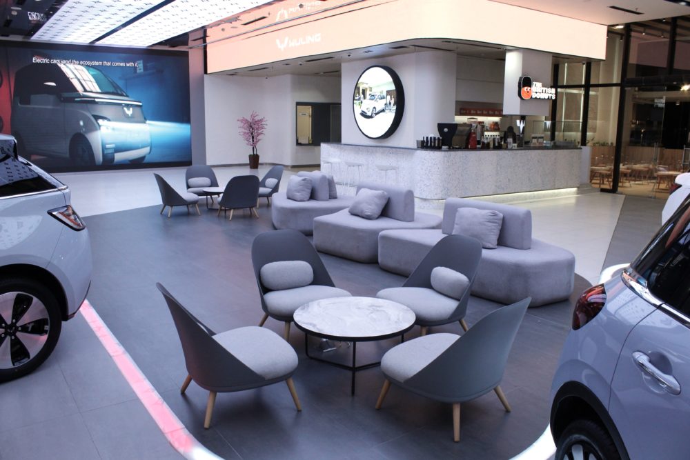 konsep outlet ini bergaya terbuka open space dan modern menjadikannya tampak luas dan terbuka 1000x667