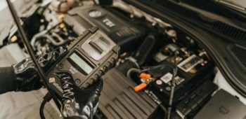 Image Cara Cek Voltase Aki Mobil dan Ketahui Batasan Tegangannya