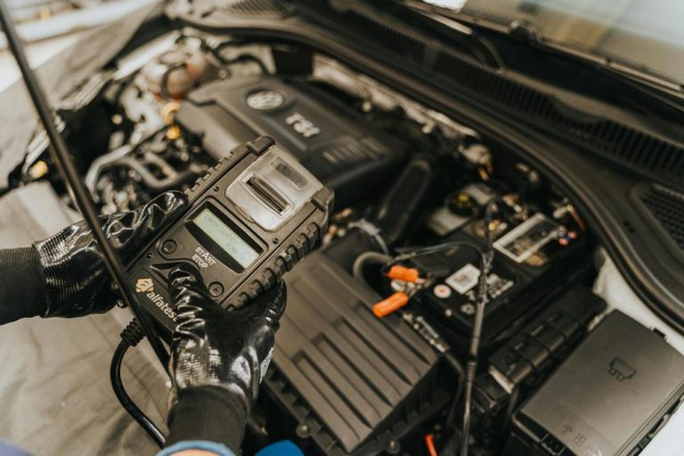 Image Cara Cek Voltase Aki Mobil dan Ketahui Batasan Tegangannyar