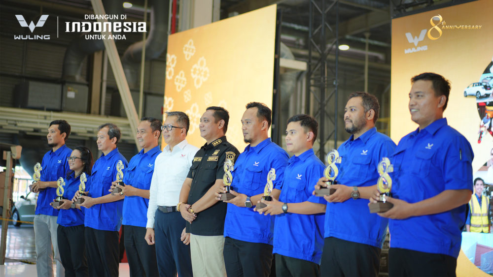 Apresiasi kepada 8 customer loyal Wuling dalam acara Wuling 8th Anniversary hari ini 2 1000x563