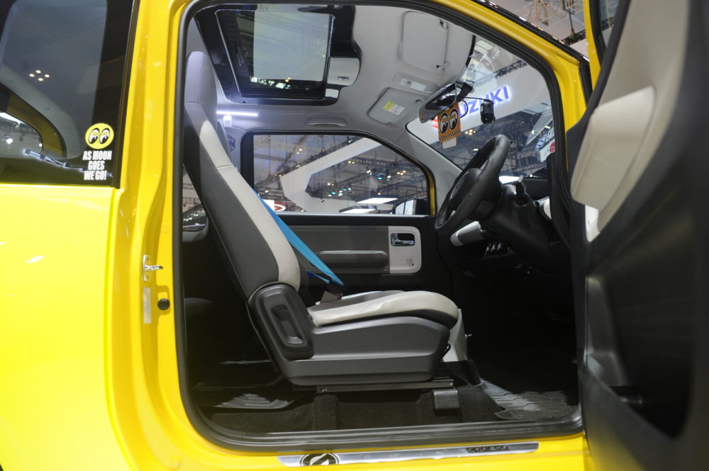 Berbagai modifikasi pada interior seperti penambahan sunroof dan custom seatbelt untuk menambah karakter unik kendaraan ini 1000x665