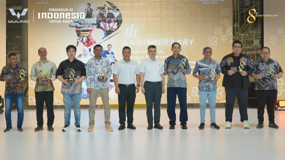 Ceremony CSR 10.000 Pohon untuk Indonesia di tengah tengah perayaan ulang tahun Wuling ke 8 1000x563