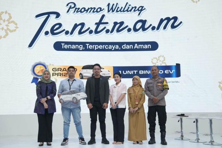 Image Wuling Mengundi Secara Langsung Pemenang Grand Prize dari Program ‘T.E.N.T.R.A.M’ di GIIAS 2025r