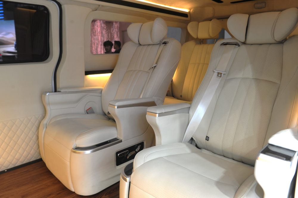 Interior dirancang menyerupai executive lounge dengan dominasi warna krem muda yang elegan dan empat kursi VIP dengan fitur pemanas pendingin pijat dan reclining elektrik 1000x665
