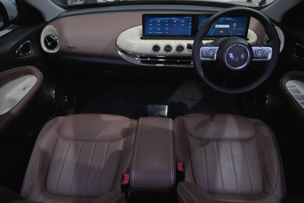 Penambahan pada bagian interior berupa armrest dan console extender 1000x667