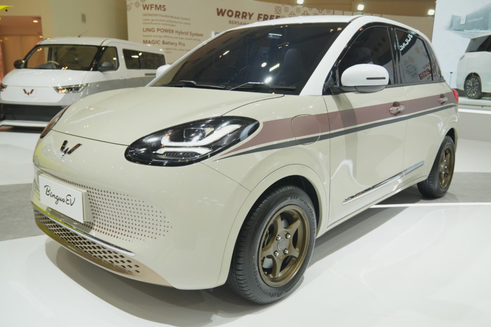 Sisi eksterior memadukan wrapping sticker warna putih striping klasik berwarna coklat dan hitam doff over fender sewarna bodi grill depan berwarna emas dan aksen Dot Sphere pada bumper depan 1000x667